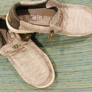Hey Dude Mens size 11 Taupe (Unisex) EUC Loafers